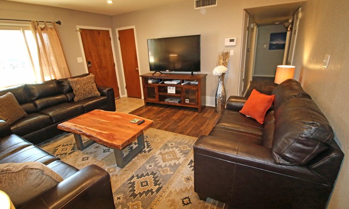 Carlsbad House | Casa Excellente - Ideal Home for Large Groups, Breakfast Included
