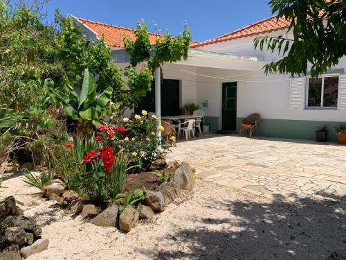Sagres House | Casa Fagundes: Family-Friendly Retreat with Pet Perks