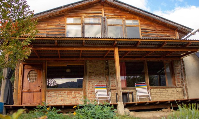 El Hoyo House | Budget-Friendly Casa Familiar Compartida with Kitchen Access