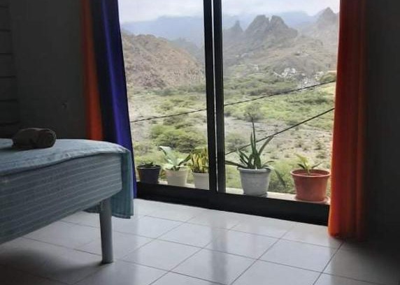 Ribeira Grande Bed & Breakfast | Welcoming Casa Familiar Pôr do Sol - Pet Friendly Getaway