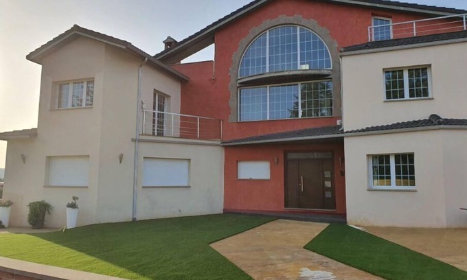 Olius House | Discover Casa Fantástica: Family & Pet Friendly Retreat