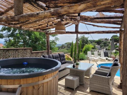 Lloret Blau House | Discover Casa Feliç: Pet-Friendly Oasis with Ocean Views