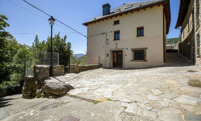 Castiello de Jaca Apartment | Casa Feli: Private Garden Retreat in the Pyrenees
