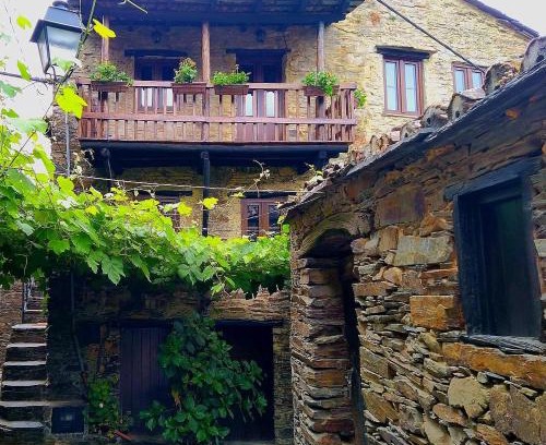 Lousa House | Guest Rated 10/10: Casa Ferreira-Talasnal Awaits You