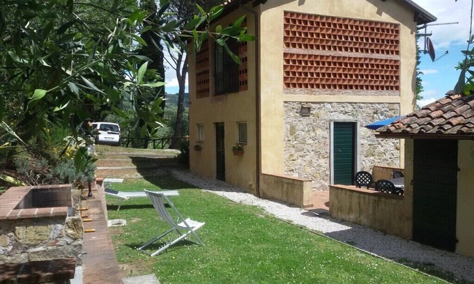 Capannori House | Casa Fiordaliso: Poolside Relaxation with Scenic Views