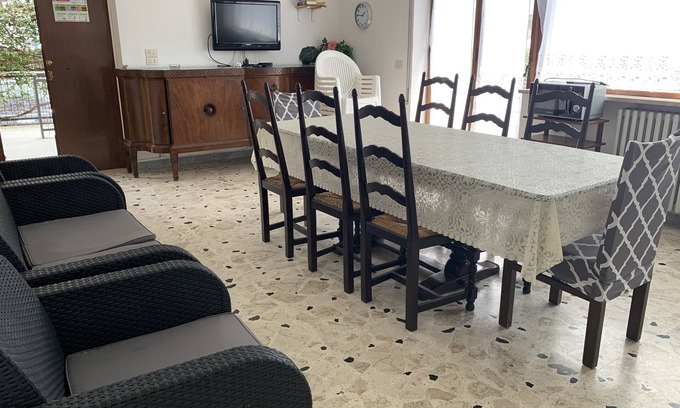 Gianola House | Casa Fiorita: Spacious Getaway for Large Groups Near the Beach