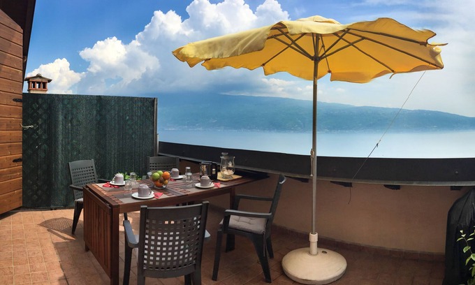 Fornico Apartment | Casa FORNICO: Scenic Apartments with Terraces by Lake Garda