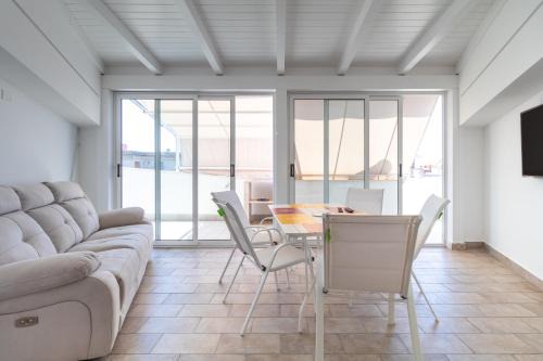 Pozzallo Apartment | Elegant Casa Francesca: 4-Star Stay with Hot Tub & Family-Friendly