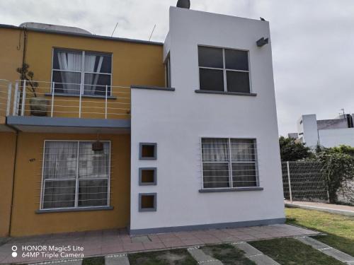 Queretaro House | Cozy Casa Gerbera Queretaro: Pet-Friendly & Family-Ready