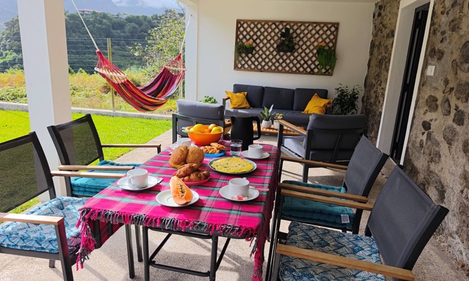 Sao Vicente House | Sunflower House: Enjoy Breakfast with a Sunrise View