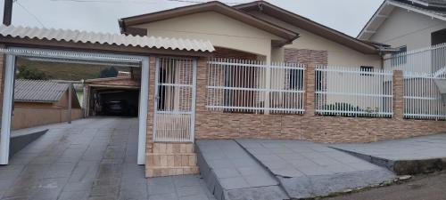 Sao Joaquim House | Family-Friendly Getaway at Casa Gislaine e Vinicius