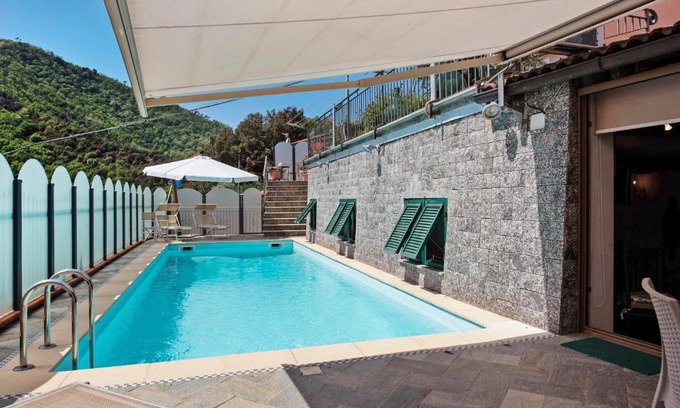 Varazze Bed & Breakfast | Casa Gocce Di Cristallo: Family-Friendly Retreat with Pool