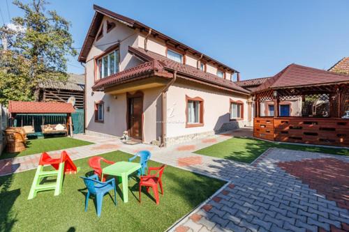 Gura Teghii House | Family-Friendly Casa Haiducului Gheorghelas with Hot Tub