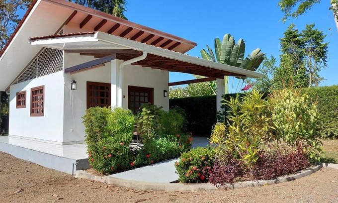 Ojochal Ski Chalet | Top-Rated Casa Hibiscus with Oceanfront Pool & Breakfast