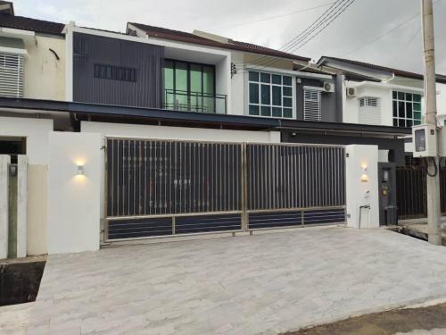 Miri House | CASA Homestay: Family-Friendly Stay with Kitchen Amenities