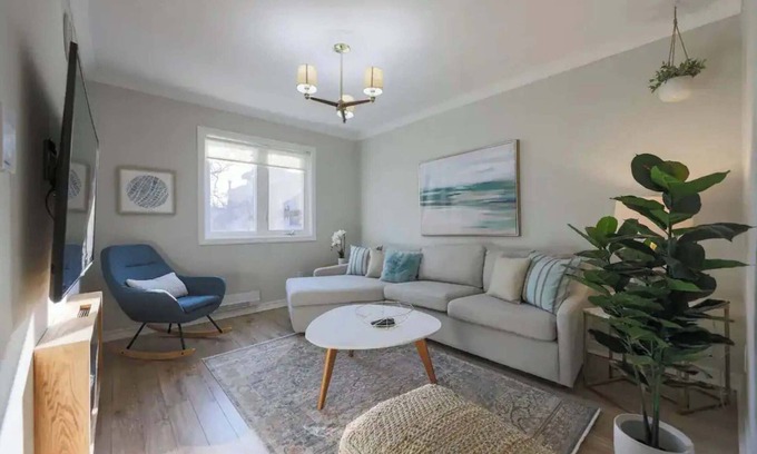 Leslieville Hotel | Casa Hotel: Modern 2BR Suite in Leslieville