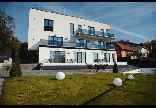 Turda Villa | Family-Friendly Getaway at Casa Ianis Turda with Pool