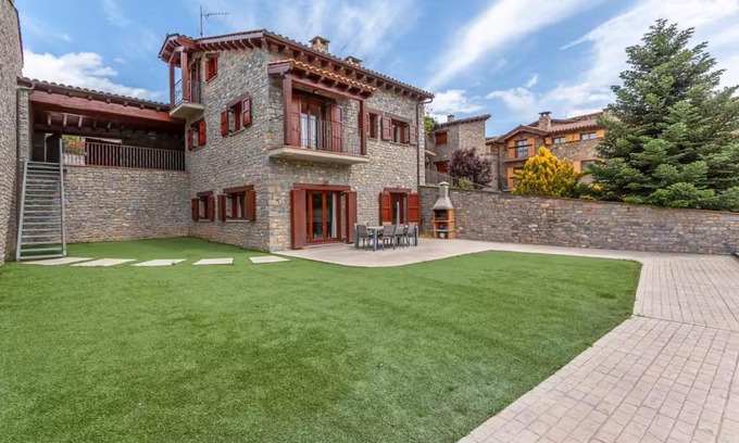 Montella House | Discover Montella I: Family-Friendly Getaway with Top Ratings