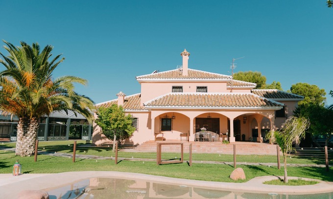 Ecija Ski Chalet | Relax at Casa Ideal: Just 5 Minutes from Écija