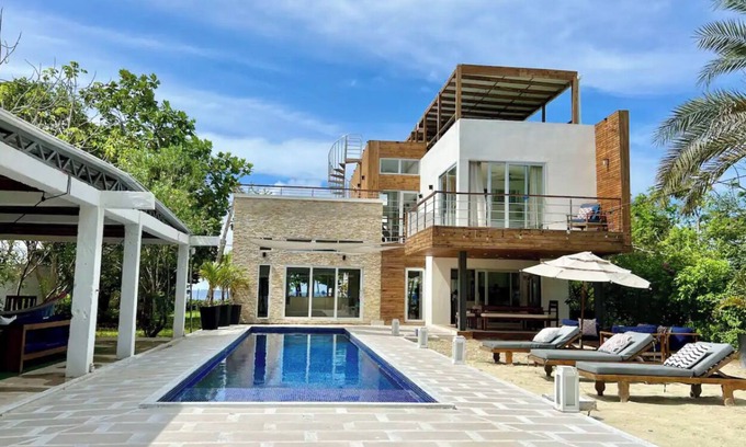 Punta Sur Villa | Indulge at Casa Iguana del Mar with Pool and Breakfast