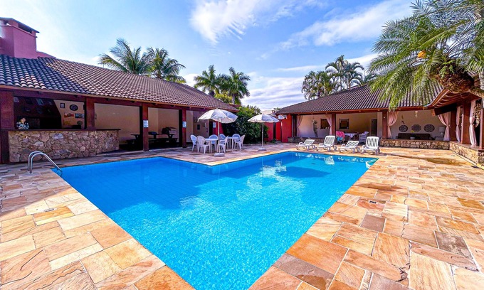 Jardim Acapulco House | Casa Iluminada: A Sunny Escape for Pet-Loving Families