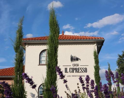 De Lindeman Villa | Experience Casa Il Cipresso: 10/10 Stay with Hot Tub & Kitchen