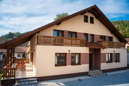 Gales House | Inviting Casa Ilies: Family-Friendly with Kitchen Amenities