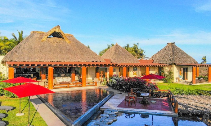 Petacalco House | Casa Irekua | Beachfront Retreat with Spa and Family Amenities