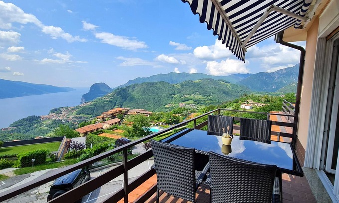 Campi Apartment | Scenic Lake View Apartment at Casa Irene le Balze