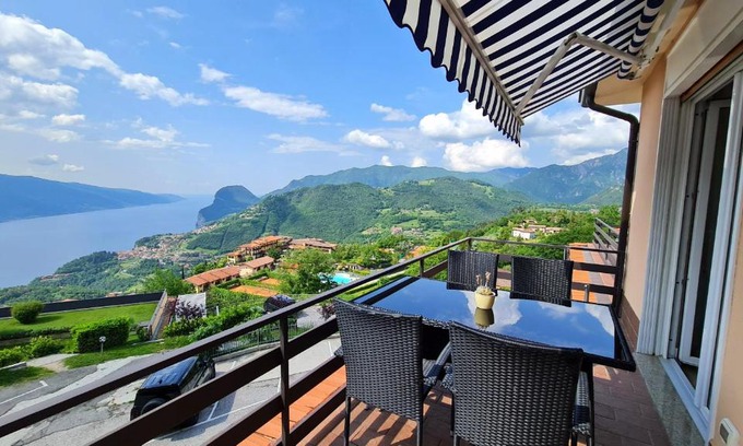 Campi Apartment | Scenic Casa Irene le Balze with Lake View for Families