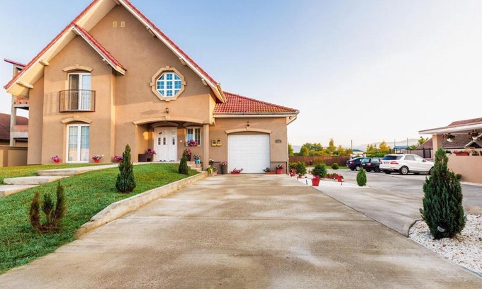 Hateg House | Budget-Friendly Casa Iulia: Guest Rated 9.8 with Family Amenities