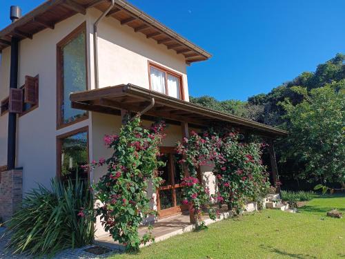 Praia do Rosa House | Guest Rated 10/10: Casa Jasmim Manga Rosa Oceanfront Retreat