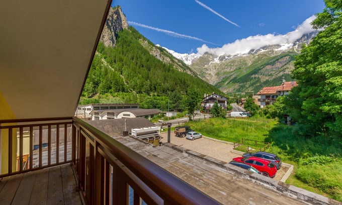 Courmayeur Apartment | Casa Jasmine: Family Apartment with Wifi and Garage Access