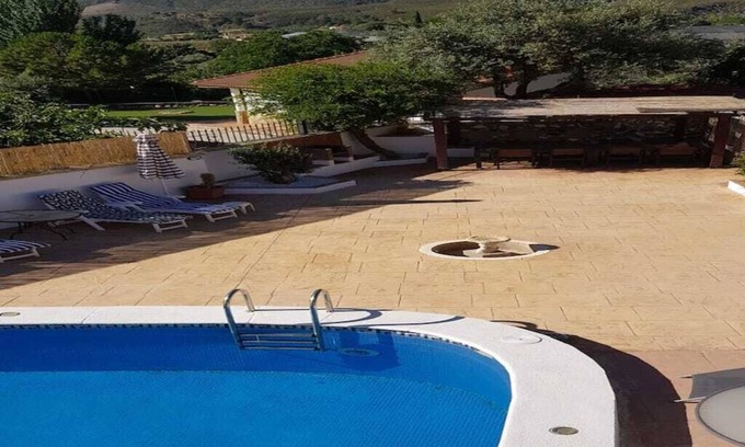 Jatar House | Casa Jatar: Ideal Retreat with Private Pool & Garden