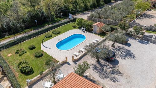 Brnobici Apartment | Inviting Casa Jelena: Family-Friendly Stay with Pool Access