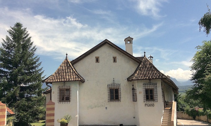 St. Michael/San Michele Apartment | Historic Casa Jenner: Pet-Friendly Stay with Spa & Lake Views
