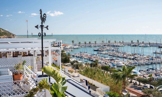 Sitges Ski Chalet | Casa Jetty: Oceanfront Retreat with Stunning Sea Views