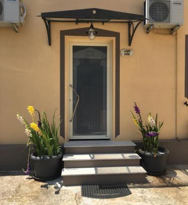 Assemini House | Top Rated Casa Jole: Pet Friendly with Kitchen Amenities