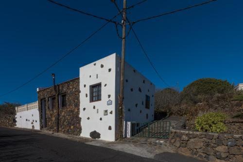 Isora House | Cozy Casa José: Family-Friendly Retreat for Memorable Stays