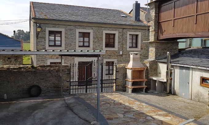 Rinlo House | Elegant Stay at Casa De Julia De Lozano with Kitchen Access