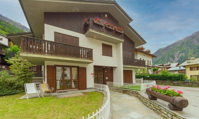 Courmayeur Apartment | Casa Julie: Central Two-Room Apartment with Garden & Spa