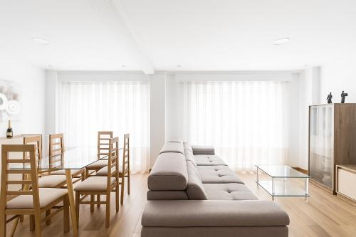 Elche Apartment | Casa Julita: Family-Friendly Retreat with Parking Options