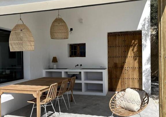 Iznajar House | Casa Juncares: Family-Friendly Retreat with Pool Access