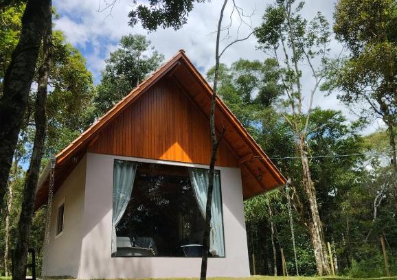 Campo Alegre Apartment | Discover Casa Kafka: Pet-Friendly Retreat with Hot Tub