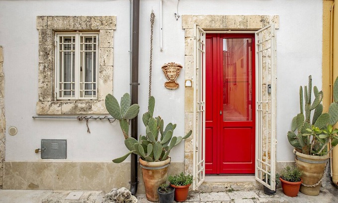 Noto Historic Centre Apartment | Casa Keller: Family-Friendly Stay with Scenic Terrace