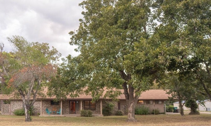Smithville House | Casa Kingfisher: Guest Rated 10/10 & Pet Friendly Retreat
