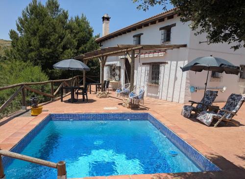 Colmenar House | Inviting Casa KiSi Cottage: Oceanfront B&B with Pool