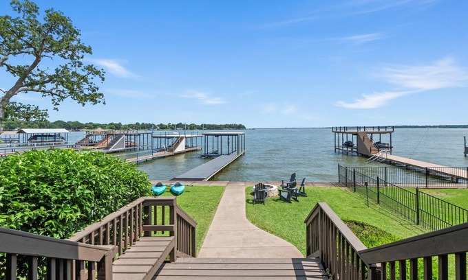 Gun Barrel City House | Casa KK: Modern Retreat with Pool & Open Water Views