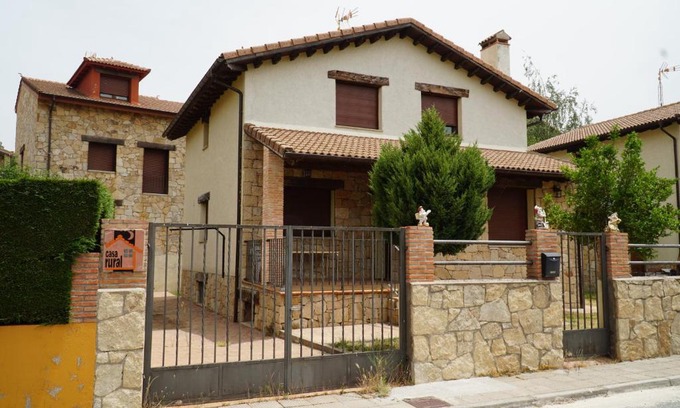 Navarredonda de Gredos Ski Chalet | Pet-Friendly Retreat at Casa la Cabañuela - Rated 9.1/10