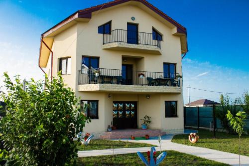 Techirghiol House | Budget-Friendly Stay at Casa La Flori with Family Amenities
